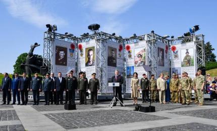 Маємо знати й пам’ятати про усіх, хто мужньо боронив рідну землю - Президент під час відкриття фотовиставки «Герої»