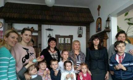 Майстер-клас з розпису писанок в масовій бібліотеці смт. Отинія