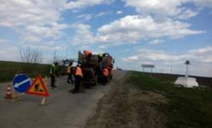 На Прикарпатті тривають роботи з поточного ремонту доріг