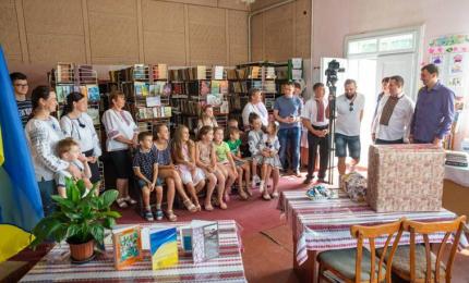 Бібліотека-філія села Ценява отримала довгоочікуваний подарунок